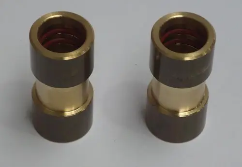 Zwei Kollektorzwischenverbinder in den Farben Gold und Bronze, geeignet für DAIKIN Solarprodukte, mit rot gefärbten Dichtungsringen sichtbar im Inneren.